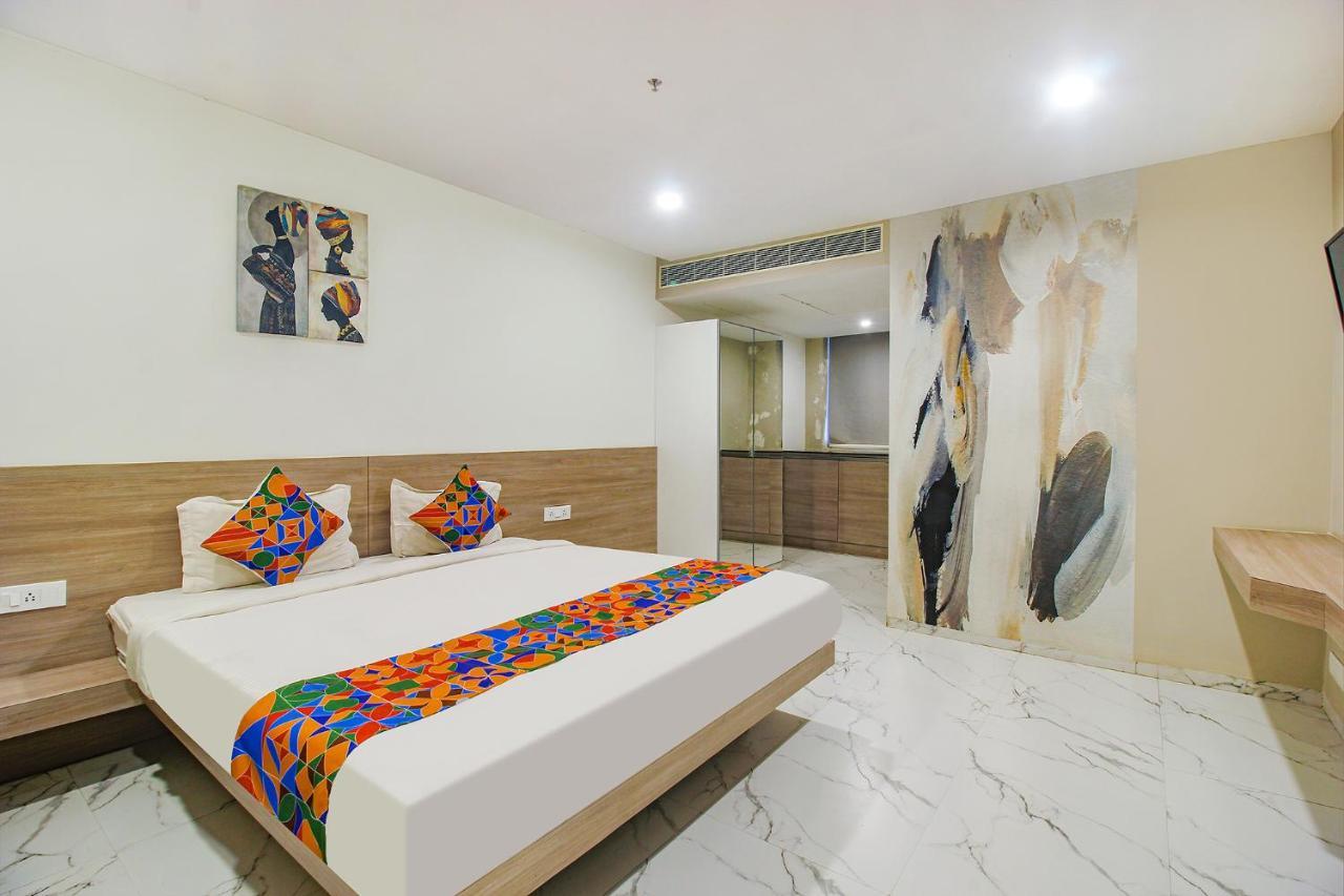 Fabhotel Ssr Fern Suites - 100M From Gsm Mall Madeenaguda Lingampalli Buitenkant foto